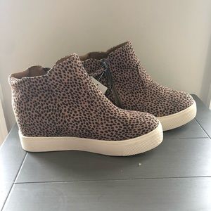 NWT Universal Threads Leopard Print Sneakers
